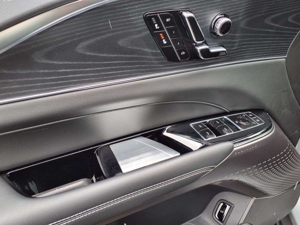 2025 Cadillac LYRIQ Luxury 1