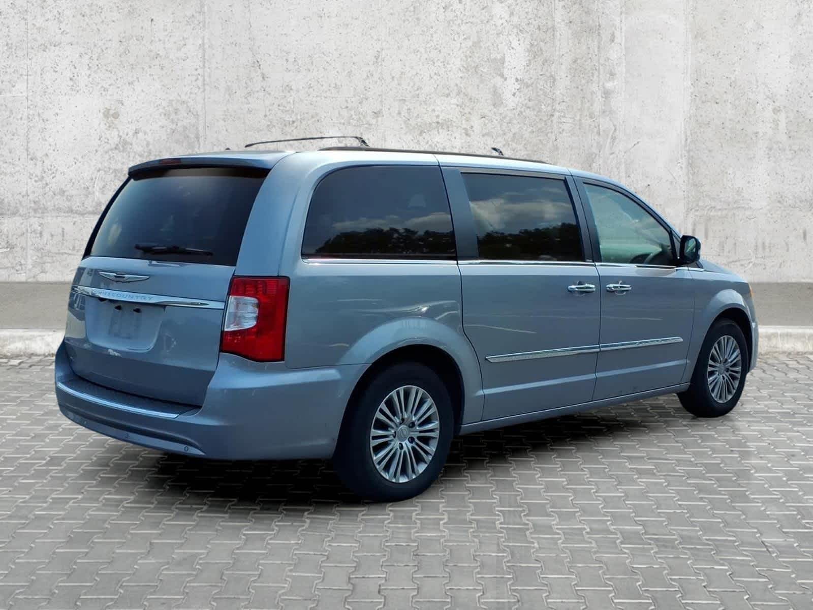 2013 Chrysler Town & Country Touring-L