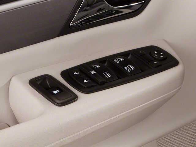 2010 Volkswagen Routan SE