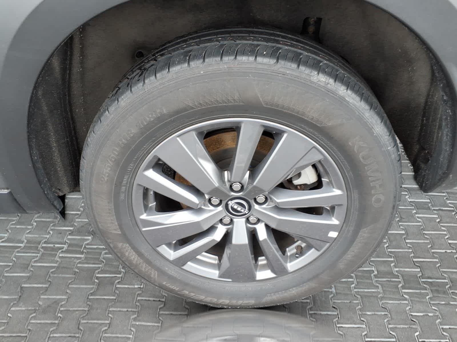 2025 Nissan Pathfinder SV