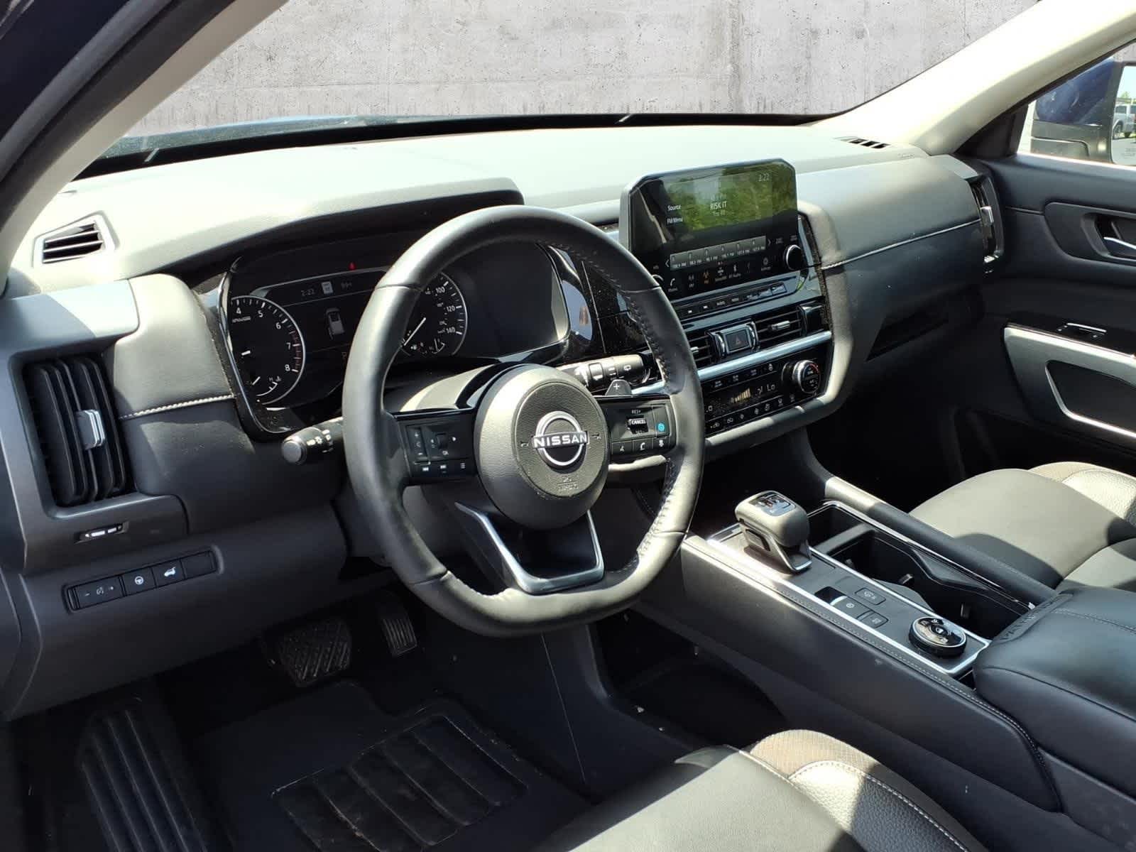 2025 Nissan Pathfinder SL